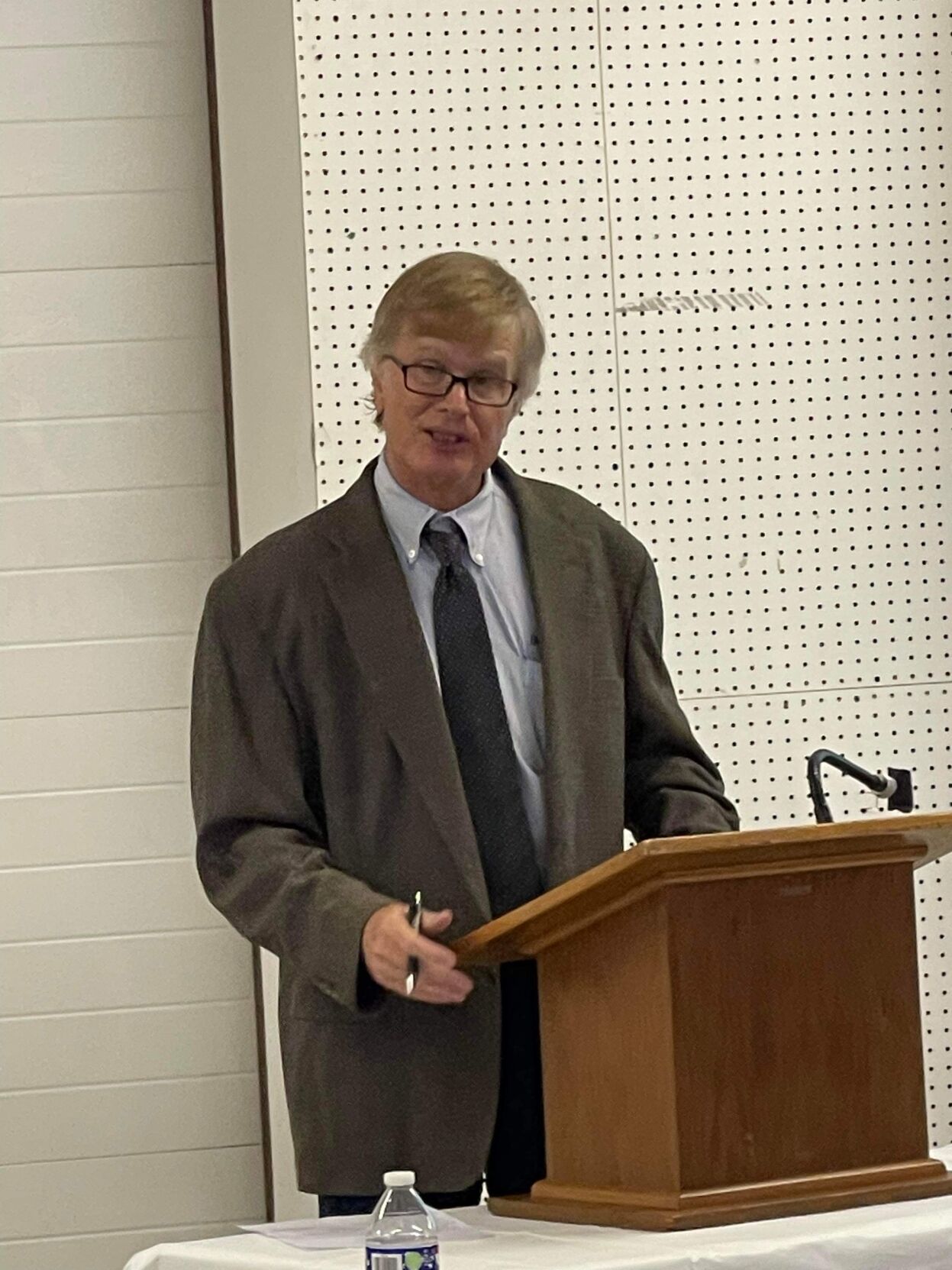High Plains Journal Editor Dave Bergmeier served as emcee for the Ranch Conversation event in Buffalo, Oklahoma. (Journal photo by Bettye Lovelace.)